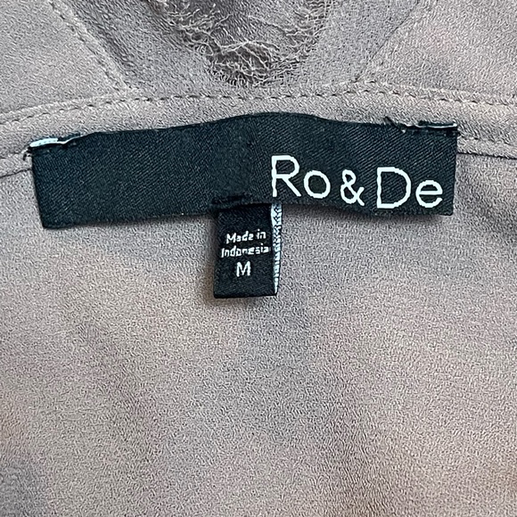 Ro & De V Neck/ Back Blouse, Taupe Sz M - Picture 6 of 6